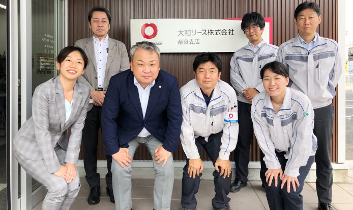 大和リース 奈良支店 関係者の集合寫真 後列左より 岡所長、工事課 吉岡上席主任、コスト設(shè)計課 住本課長、前列左より設(shè)計課 橫田課長代理、規(guī)格建築営業(yè)所 営業(yè)課 內(nèi)田課長代理、工事課 河村主任、設(shè)計課 田端課員