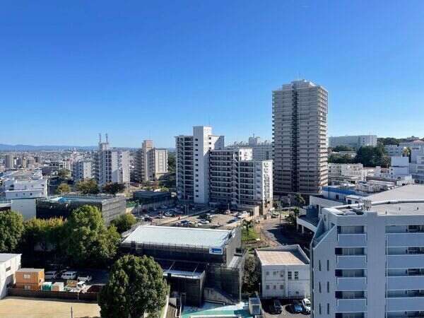 遮るものなく周囲を見晴らす開放的な眺望。外部からの視線が屆きにくい、プライバシー性の高さも魅力です。