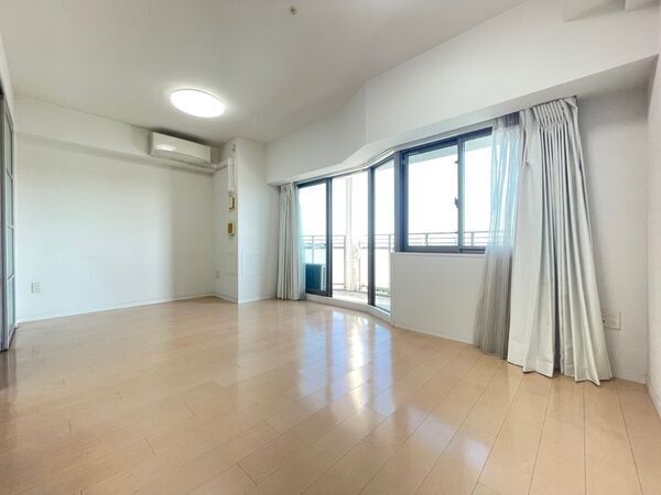 15階建て14階部分、南東向きバルコニーに面し、眺望?陽當(dāng)たり良好。心地良い光と風(fēng)が舞い込みます。