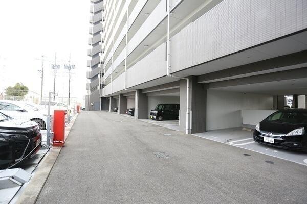 敷地內に駐車場が設けられています(サイズ制限有り)。出入り口にはリングシャッターが設置されています。