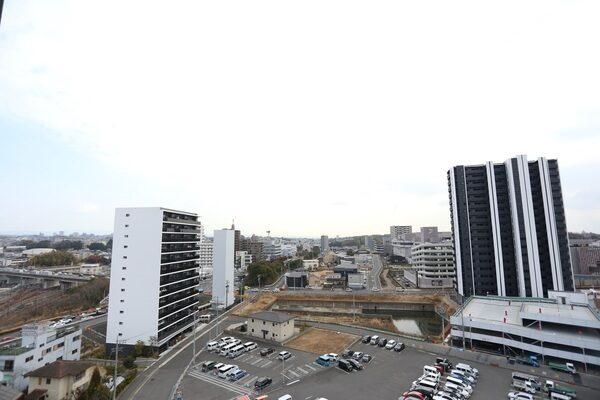11階部分につき眺望良好。小學校や公園、スーパーが徒歩圏內に揃う、子育て世帯にも嬉しい住環境です。