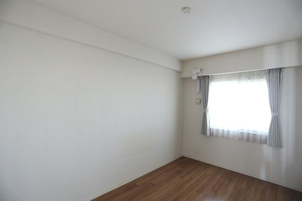 約7帖の洋室は、北側(cè)に腰高窓が配されています。各洋室に収納が備わり、荷物をすっきりと収納できます。