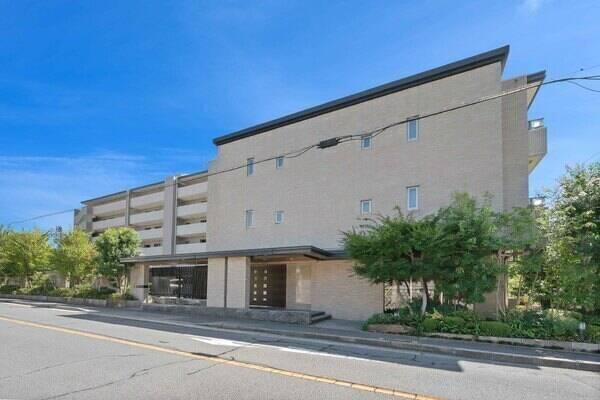 地上6階建の最上階?南東角住戸です。全居室がバルコニーに面し、開(kāi)放的で心地よい住空間です。