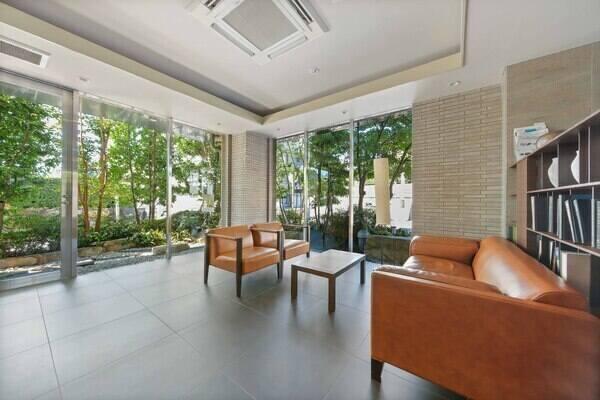 緑豊かな植栽を望む開(kāi)放的なロビーです。共用部には、萬(wàn)が一の際にも心強(qiáng)い防災(zāi)倉(cāng)庫(kù)がございます。