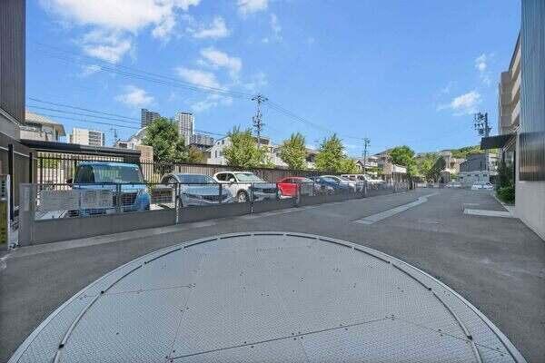 機(jī)械式駐車場(chǎng)は、複數(shù)臺(tái)空きがございます(サイズ制限有)。電気自動(dòng)車(EV)使用充電器付きです。