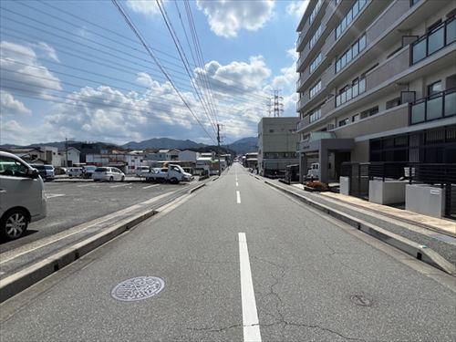 東側前面道路（南から）