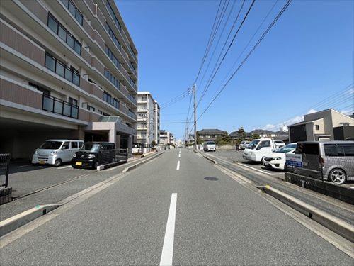 東側前面道路（北から）