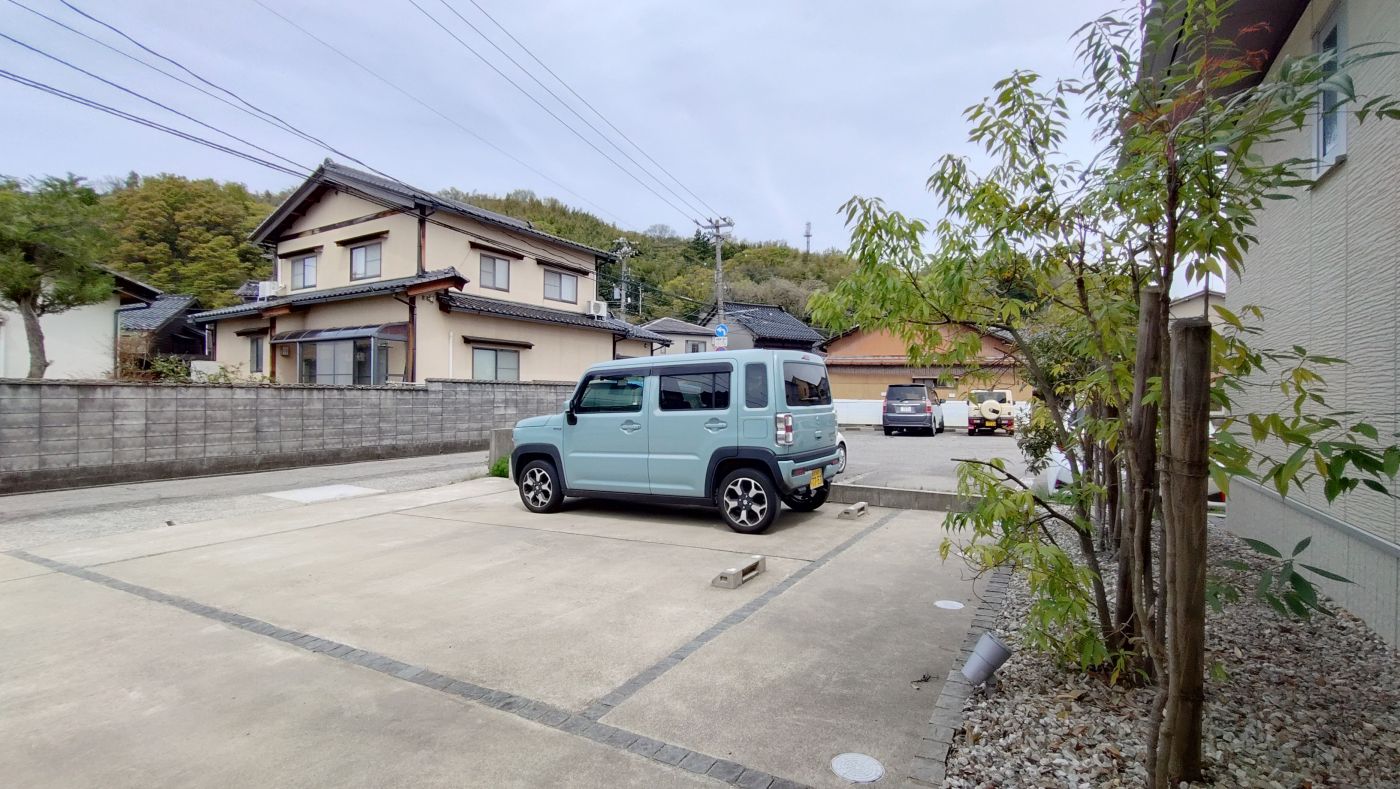 ゆったりとした駐車スペース　２０２５年４月撮影　※寫真內の車は価格に含まれません。