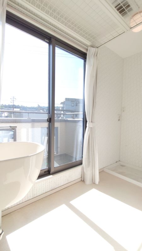 朝陽のあたる物干スペース　２０２５年７月撮影