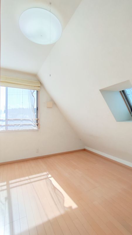 勾配天井の３階洋室　２０２５年７月撮影