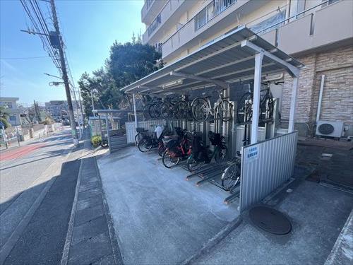 駐輪場（２０２４年３月撮影）