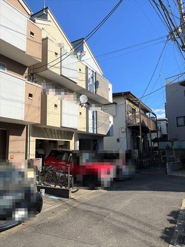 外観＋前面道路　対象：左側(cè)３棟うち中央