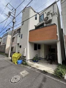 2017年9月築。屋上バルコニー有する地上3階建。車庫があり、お車1臺を駐車可能です(車種による)。