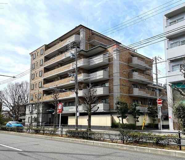 1998年8月築。竹中工務店施工、7階建?総戸數34戸のマンションです。最寄りのバス停まで徒歩1分。