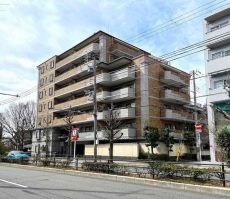 1998年8月築。竹中工務(wù)店施工、7階建?総戸數(shù)34戸のマンションです。最寄りのバス停まで徒歩1分。