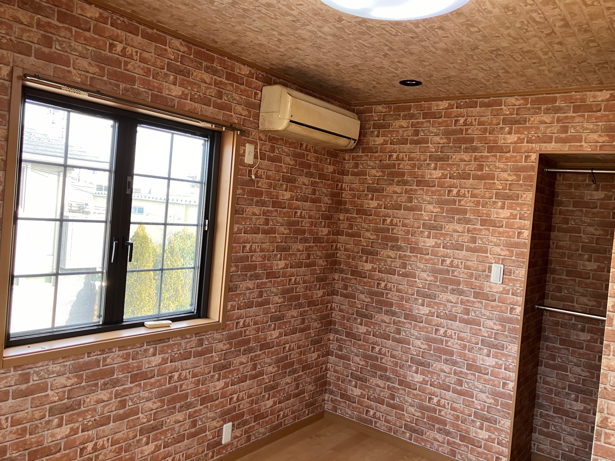 北東側約6.5帖の洋室