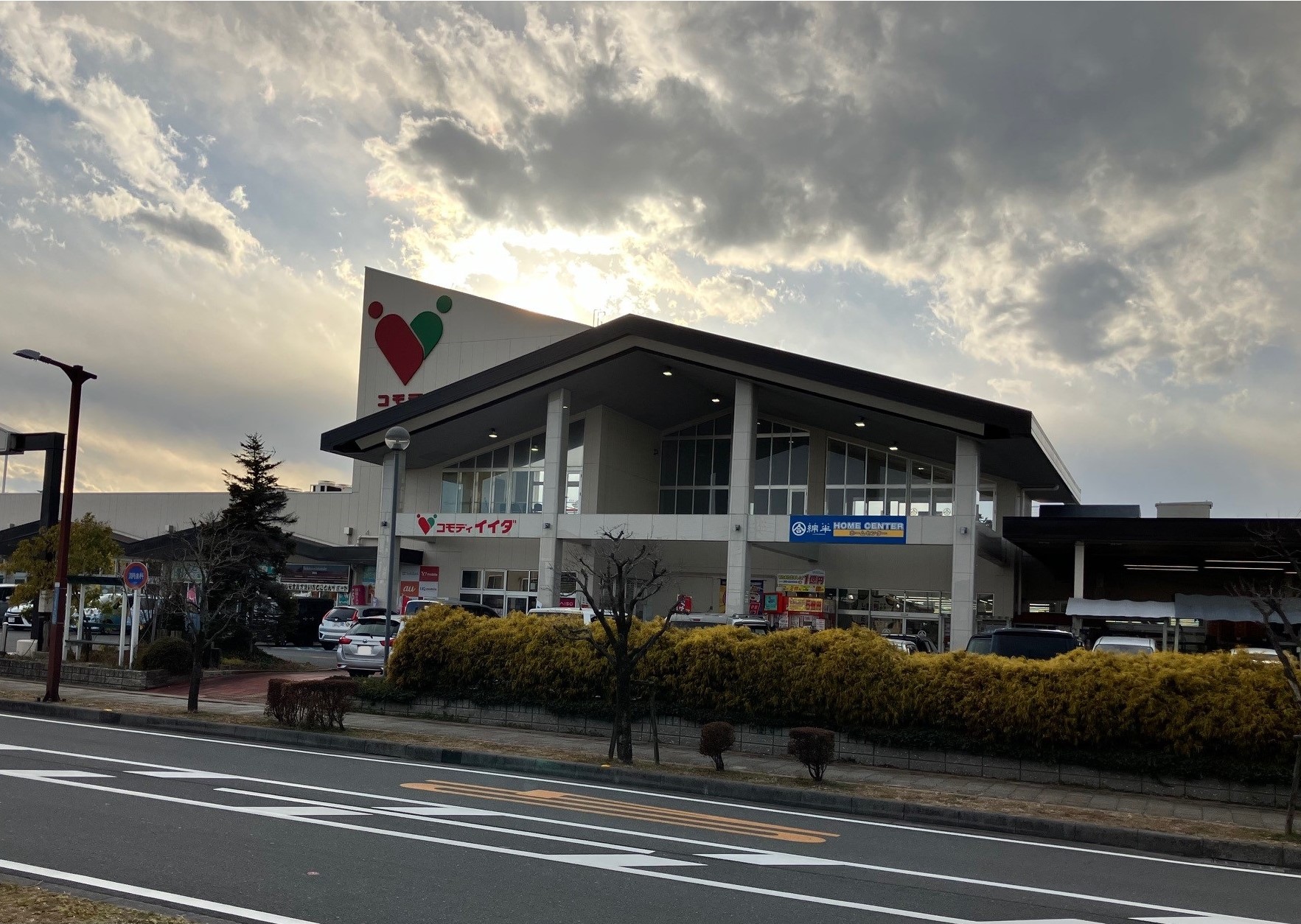 コモディイイダ坂戸にっさい店：徒歩8分