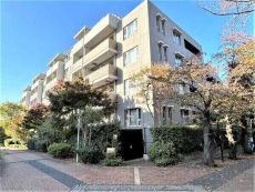 小田急線「千歳船橋」駅まで徒歩5分。買物?教育施設(shè)が徒歩圏內(nèi)に充実、子育て世帯にお勧めの住環(huán)境です。