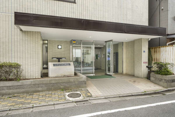 防犯面に配慮されたオートロック付き、日勤管理のマンションです。