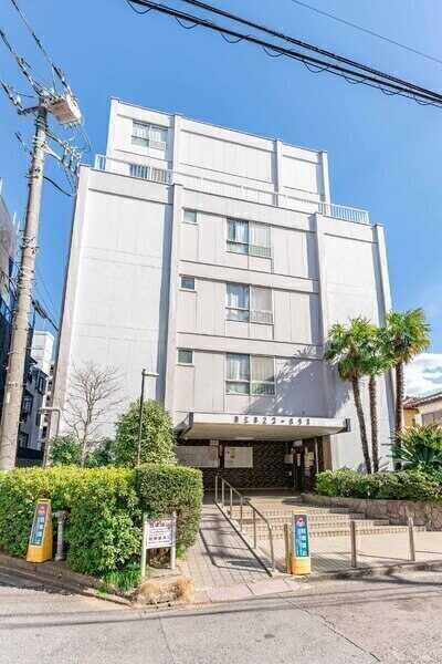 小田急線「狛江」駅まで徒歩8分。生活利便施設が身近に揃う便利な立地で、通勤や買い出しもスムーズ。