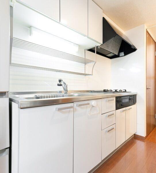 白を基調(diào)とした、清潔感があるシステムキッチン。上下に収納が有り、調(diào)理器具などを収納できます。