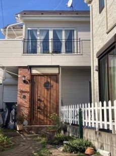 南側道路に面した陽當り?通風良好な住まい。1臺分のカースペース付き(車種による)。