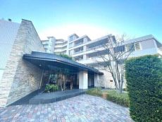 早稲田通り南側(cè)に位置し、北西側(cè)に中野區(qū)立おかのうえ公園、南東側(cè)に神田川がある落ち著いた住環(huán)境です。