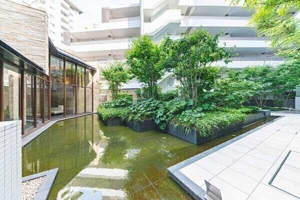 緑豊かな植栽と水景が設えられたグリーンパティオ。都心にありながら、自然を感じられる住環境です。