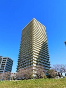 三菱地所他6社による共同開発。広い敷地に6棟が建ち並ぶ、総戸數962戸の大規模レジデンスです。