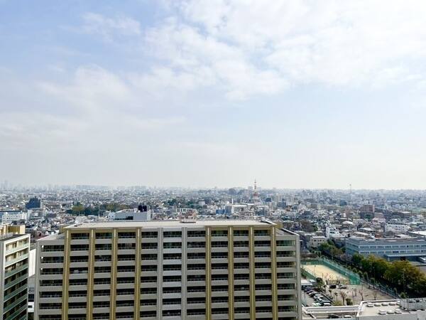 28階建16階部分。東京灣方面の街並みを照らす朝日や東京タワーを望む眺望です(季節、天候による)。