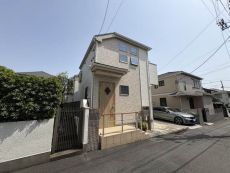 2017年1月築。南向きバルコニー付きの陽當り良好な2階建の住まい。JR中央線「國立」駅徒歩15分。