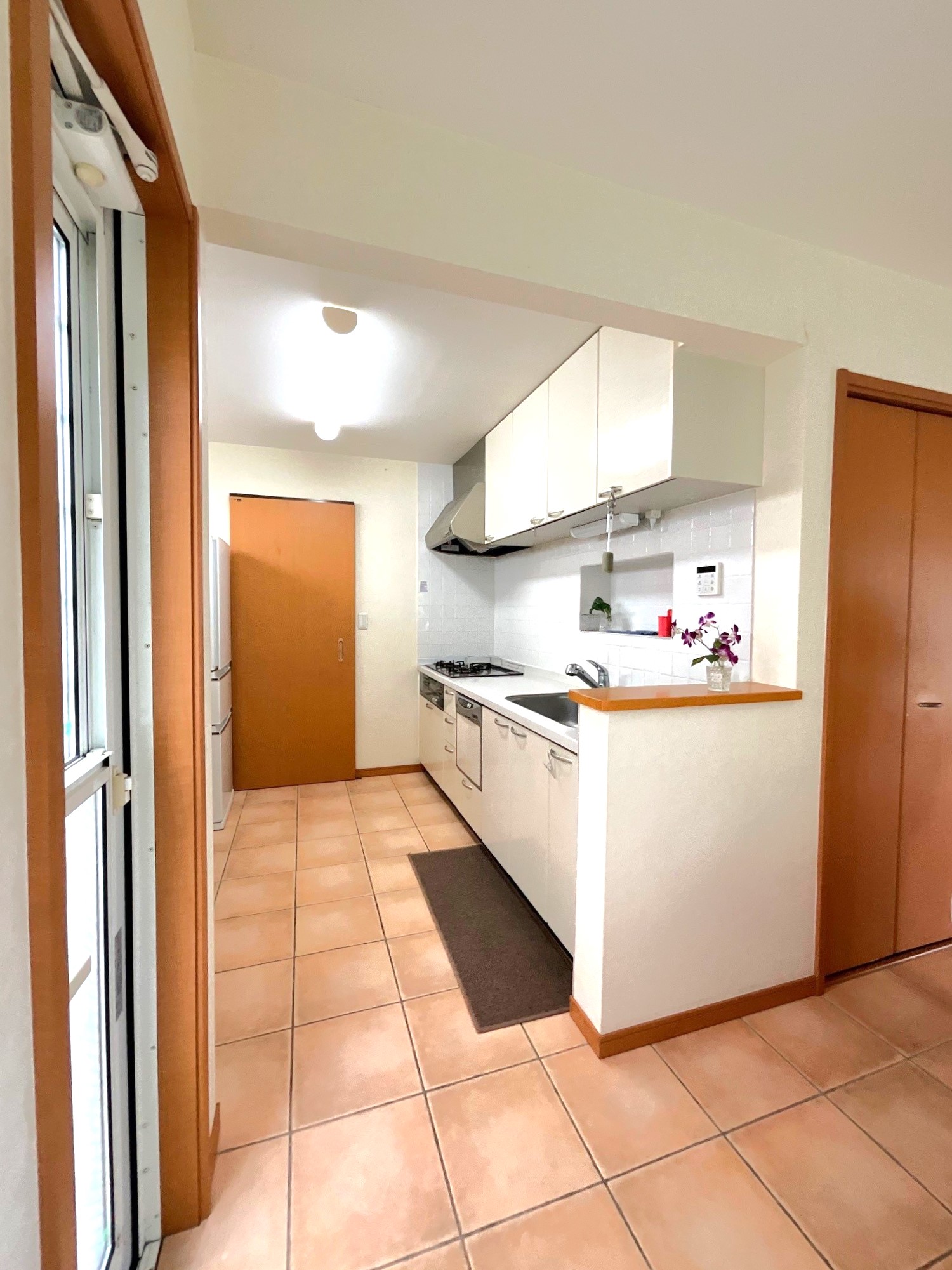 キッチン4.5帖　背面収納付きです。