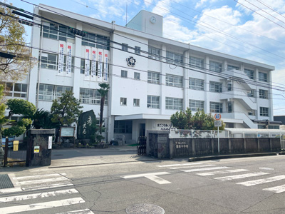 雄新中學校
