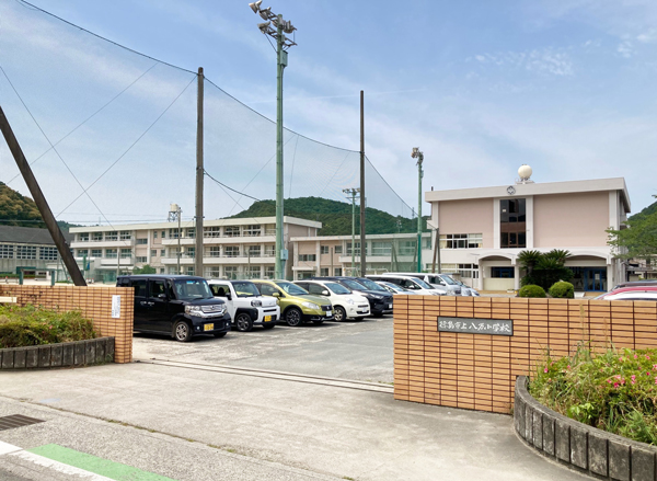 徳島市上八萬小學校
