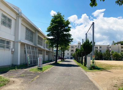 徳島市上八萬中學校