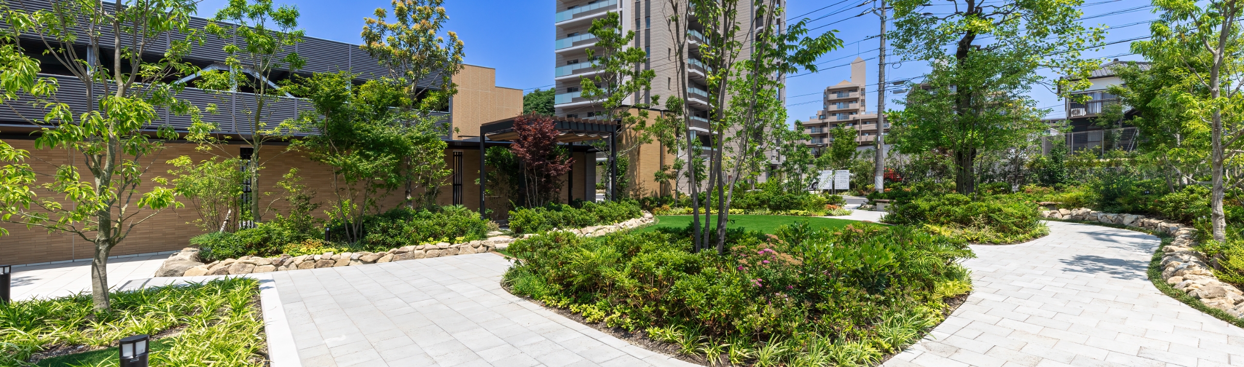 シーズンスクエア（手前敷地：シーズンフェイス、奧敷地?建物：パークフェイス）（2024年6月撮影）