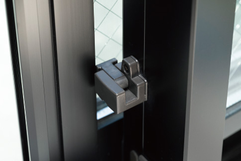 サッシを開ける際に安心な指はさみ防止ストッパー