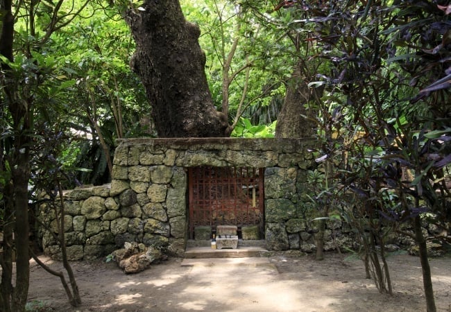 內金城御嶽（徒歩5分?約380m）
