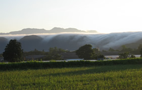 朝陽と雲(yún)の滝